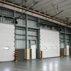 The steel workshop uses the lifting door to prevent wind and reduce noise